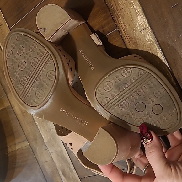 Naturalizer Zinna leather cut out sandals size 9 - Picture 7 of 7